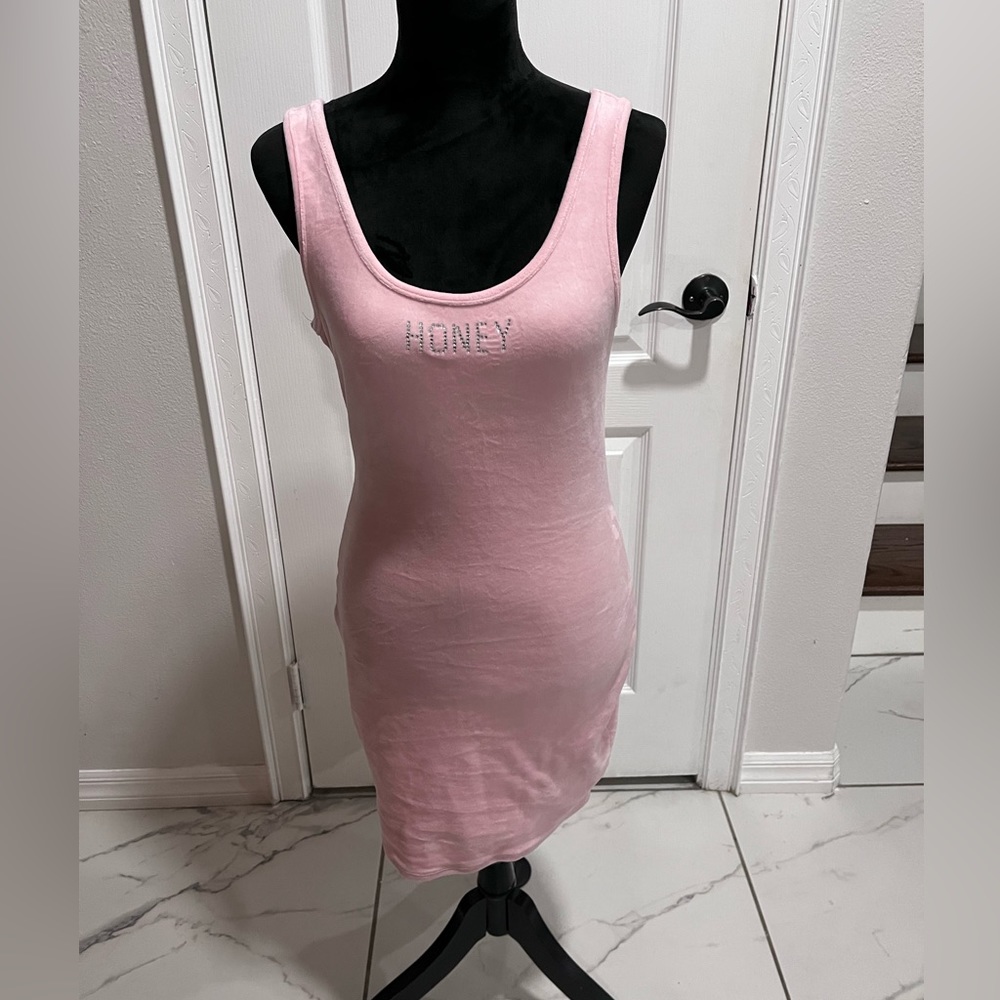 Blanc tank dress.
Dress has a fitted cut with stretch and a lining.